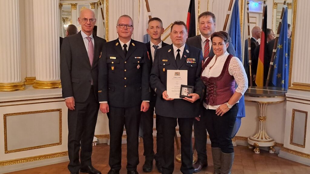 Steckkreuz für besondere Verdienste um das Feuerwehrwesen für Alexander Graf