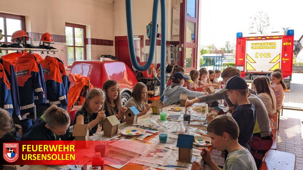 Kinderfeuerwehr baut Vogelhäuschen