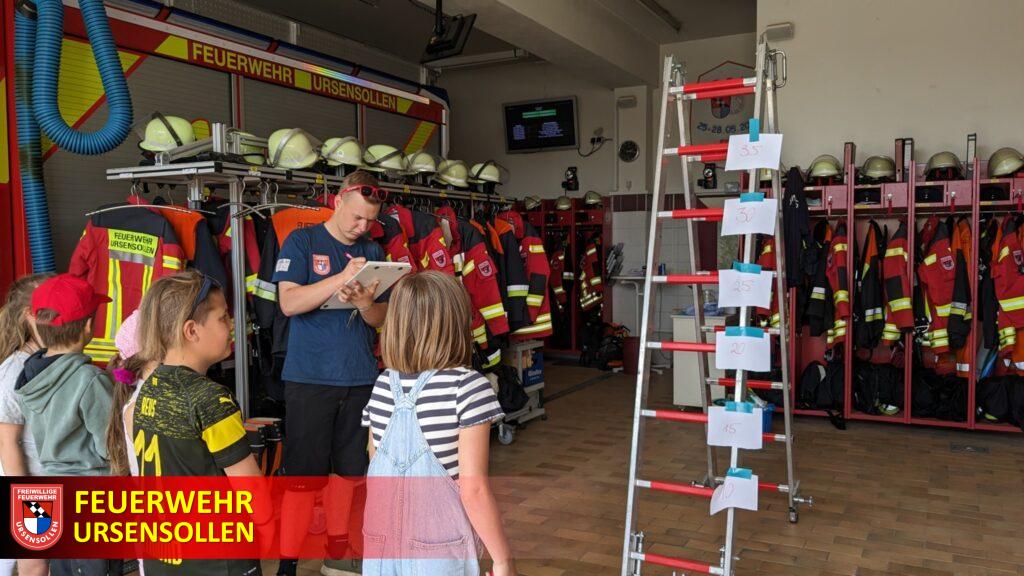 Kinderfeuerwehr übt Geschicklichkeit