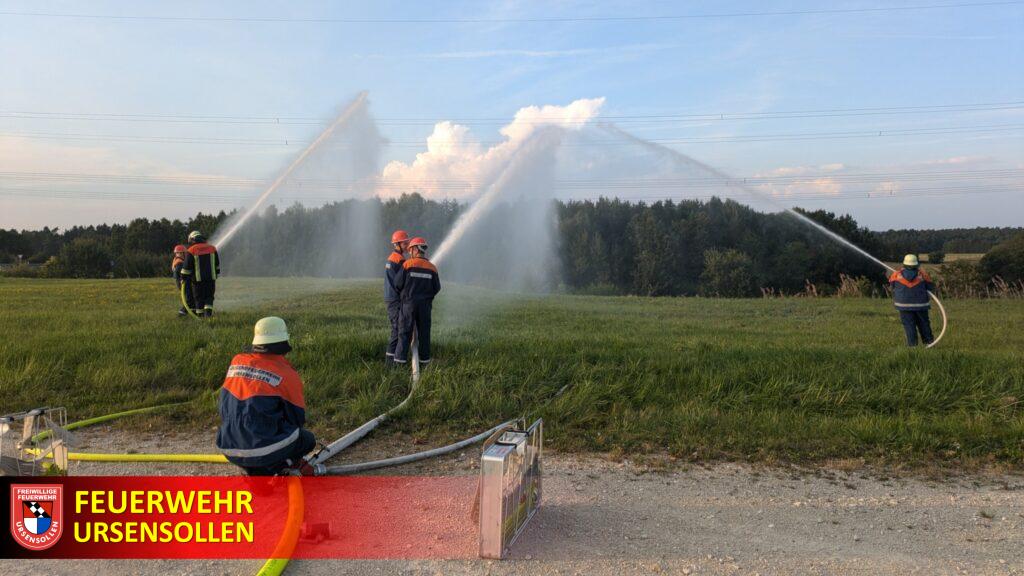 Jugendübung zum Thema Löschaufbau bei sommerlichen Temperaturen